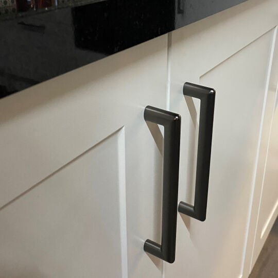 Bare greep Gun metal leverbaar in de boorafstanden 160en 320mm