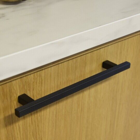 zwarte keuken met hout handgrepen keuken zwart