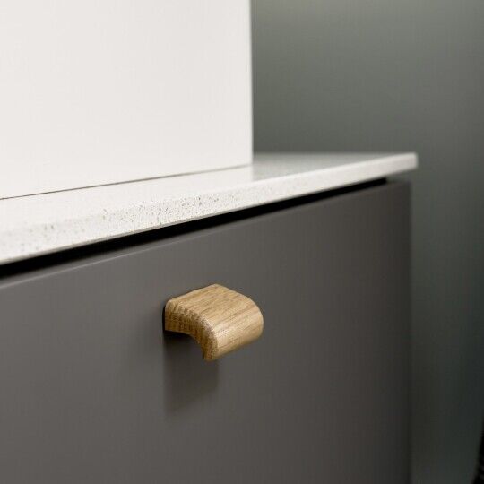 zwarte keuken met hout houten handgreep