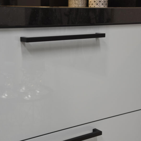 Kos greep 12x12mm mat zwart  leverbaar in 4 boorafstanden